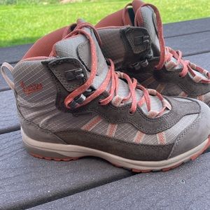 Danner, women 7.5, gore-Tex, waterproof hiking boots. Tan and coral. NEW!